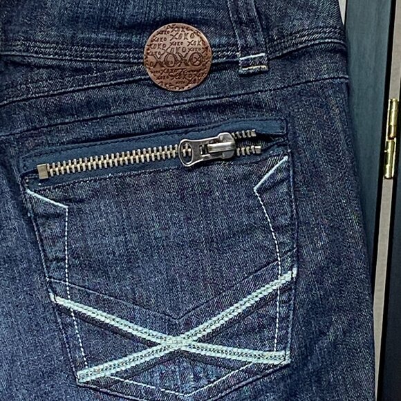 XOXO Low Rise Embroidered Flared Denim Jeans Light Distress Medium Wash NWT 7/8 - Picture 11 of 14